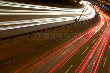 Berlin  Leuchtspuren der Autos auf der Stadtautobahn