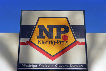 Schild mit Logo der Handelskette Niedrig-Preis