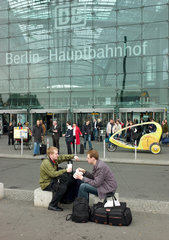 Berlin  Deutschland  Reisende sitzen vor dem Berliner Hauptbahnhof