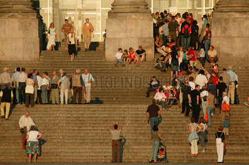 Berlin  Besucher des Reichstags auf der Treppe