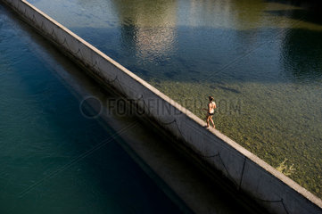 Zuerich  Schweiz  Frau auf der Mauer des Flussbades Unterer Letten in der Limmat