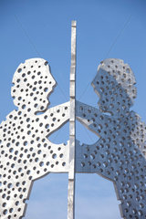Berlin  Deutschland  30 Meter hohe Skulptur Molecule Man von Jonathan Borofsky