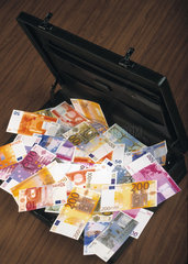 Aktenkoffer voller Eurogeldscheine