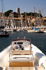 Cannes  Motoryacht im Hafen Vieux Port waehrend der Bootshow