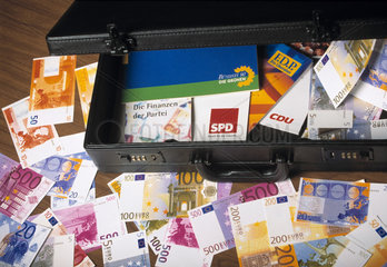 Aktenkoffer mit Parteiwerbung und Eurogeldscheinen