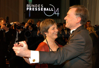 Berlin  Bundespraesident Horst Koehler (CDU) und Ursula Goessling