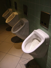 Berlin  Urinale auf der Herrentoilette