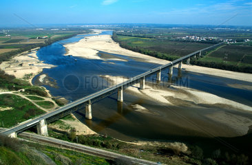 Eine Bruecke spannt sich ueber den Rio Tejo in Portugal