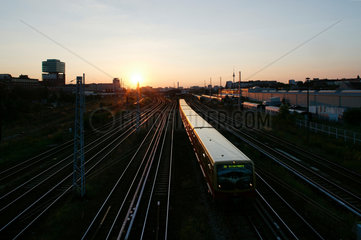 Berlin  Sonnenuntergang ueber den Gleisanlagen