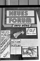 Halle  DDR  Aufkleber und handschriftliche Notizen des Neuen Forums