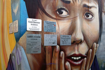 Berlin  kuenstlerisches Graffiti an einem Wohnblock