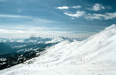 Blick ueber das Skigebiet am Piz Scalottas und Lavoz