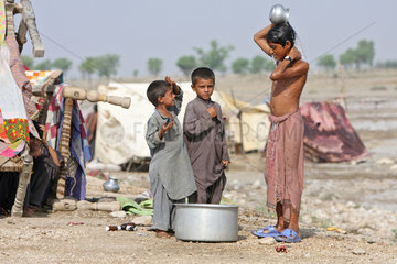 Shadhat Kot  Pakistan  Hochwasserkatastrophe  Jungen in einem Fluechtlingslager