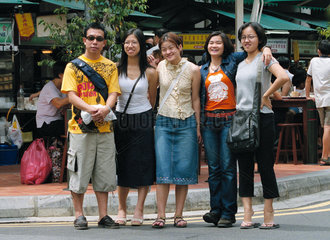 Ein Gruppenfoto auf einer Strasse in Singapurs Chinatown