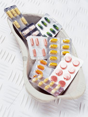 Tabletten in Blisterpackungen liegen in einer Pappnierenschale
