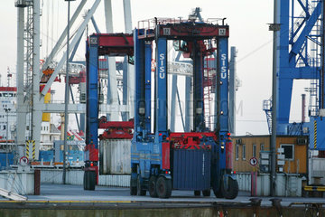 Hamburg  Containercarrier im Containerhafen