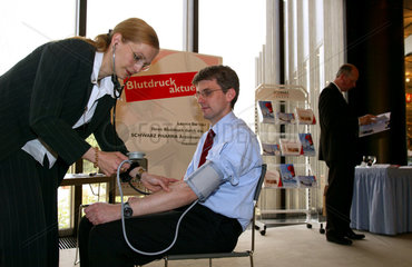 Aktionaere lassen sich den Blutdruck messen  Hauptversammlung der SCHWARZ PHARMA AG