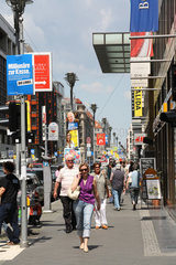 Berlin  Deutschland  Passanten beim Einkaufen in der Friedrichstrasse