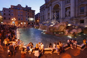 Rom  Italien  abends am Trevi-Brunnen