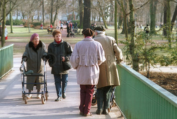 Begegnung zwischen aelteren Menschen im Park