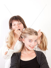 Deutschland  ein Maedchen rauft die Haare ihrer Schwester