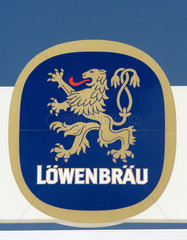 Schild mit dem Logo der Brauerei Loewenbraeu