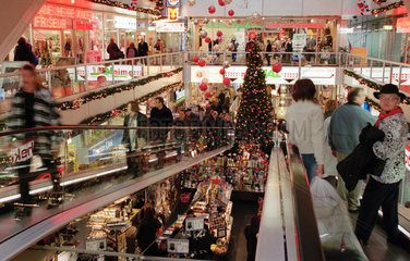 Besucher im Einkaufszentrum Forum Steglitz