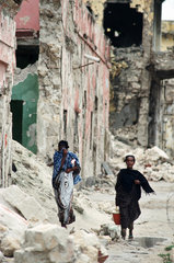 Somalische Frauen im zerstoerten Mogadishu/ Somalia.