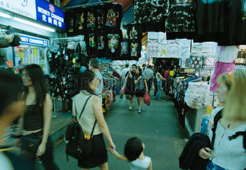 Menschen laufen durch den chinesischen Nachtmarkt in Singapur