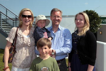 Hannover  Deutschland  Christian Wulff  Bundespraesident  mit Ehefrau Bettina und den Kindern im Portrait