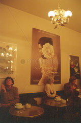 Weibliche Gaeste in einem Cafe in Kopenhagen