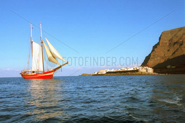 Ein Segelschiff vor dem Hafen von Vueltas in La Gomera