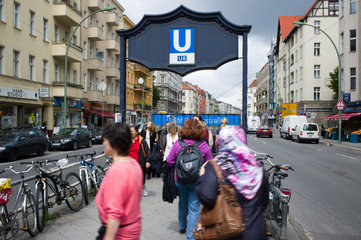 Berlin  Deutschland  Passanten am U-Bahnhof Boddinstrasse