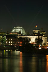 Berlin  Reichstag Reichstagskuppel und Spree in der Nacht