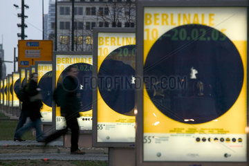 Berlin  Leuchtdisplays mit dem Logo der 55. Berlinale