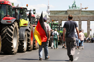 Berlin  Deutschland  Kundgebung von Milchbauern fuer faire Milchpreise