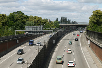 Berlin  Deutschland  Verkehr auf der Stadtautobahn A 100