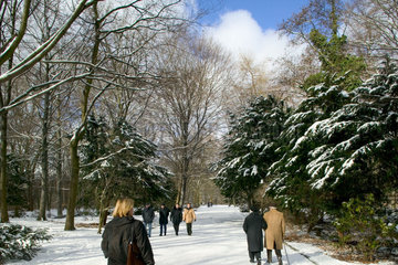 Berlin  Spaziergaenger im verschneiten Tiergarten