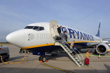 Rheinmuenster  Deutschland  Reisende steigen aus einer Maschine der Ryanair aus