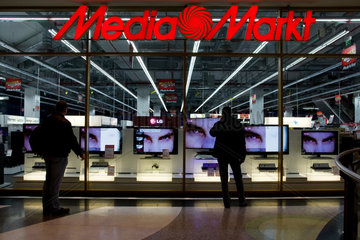 Berlin  Deutschland  Flachbildfernseher im Schaufenster von Media Markt