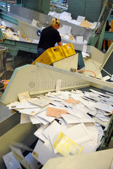 Berlin  Deutschland  Frau sortiert Briefe im Briefzentrum der Post
