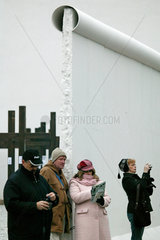 Berlin  Wiederaufbau der Berliner Mauer