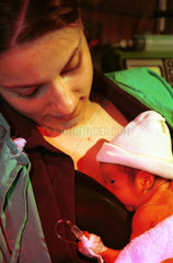 Eine Mutter mit Kind in einem spanischen Krankenhaus