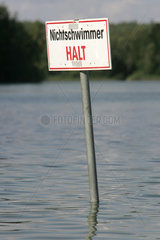 Boetzsee  Symbolfoto Warnschild fuer Nichtschwimmer