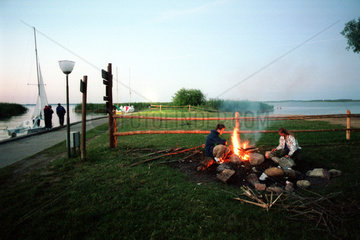 Lagerfeuer an einem See in den Masuren  Polen