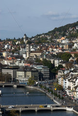 Zuerich  Schweiz  Blick ueber den Limmat auf die Altstadt