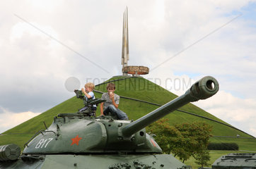 Minsk  Weissrussland  Jungen auf einem alten T34-Panzer am Denkmal zu Ehren der Sowjetarmee
