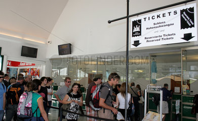 Schwangau  Deutschland  Touristen beim Ticketkauf