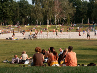 Berlin  junge Menschen im Volkspark Friedrichshain
