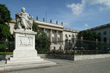Berlin  Statue von Humboldt und Humboldt-Universitaet